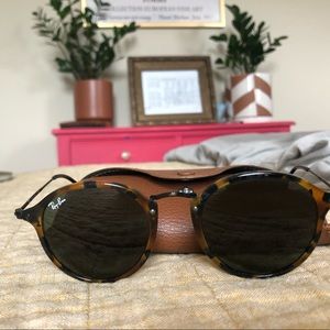 Ray Ban around Fleck , Black Lens, RB2447